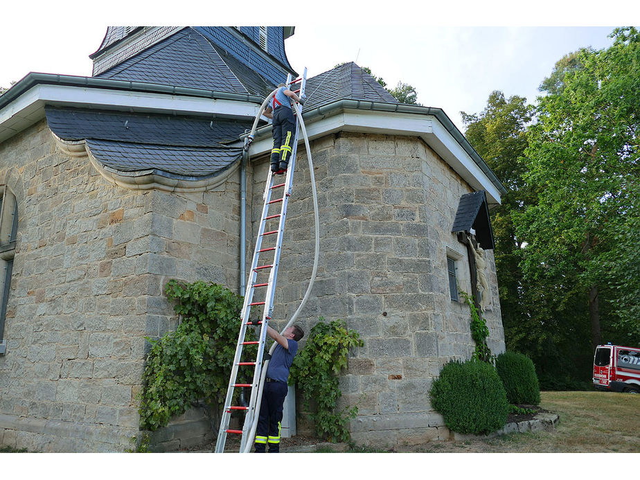 Naumburger Jugendfeuerwehr hilft an der Weingartenkapelle (Foto: Karl-Franz Thiede)